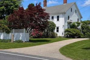 Exterior - Great for group events, pool parties, and chefs looking to cook for large groups. (Eliot)