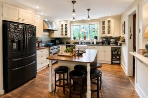Fridge, microwave, oven, stovetop - Great for group events, pool parties, and chefs looking to cook for large groups. (Eliot)