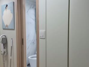 A bathroom with a toilet, a shower, and a hand dryer. - 710ㅣDouble Bed Stay, Just 5 Minutes from Myeongdong Station (Seoul)