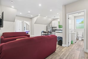 Ein modernes Interieur mit Wohnbereich, Küche und Bad.
