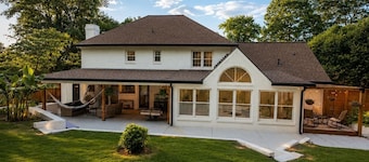 Luxe Group Getaway, Patio & 14 Guests
