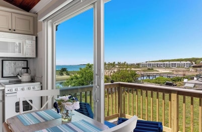 Waterfront condo, bay view, private deck, sandy beach, kayaks,  updated!