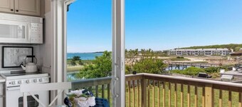 Waterfront condo, Bay views, private deck, sandy beach,free kayaks,bikes,updated
