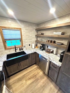Wasserkocher mit Kaffee-/Teezubehör, Kühlschrank, Mikrowelle, Ofen