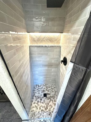 Douche, sèche-cheveux, serviettes fournies, savon