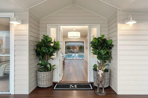 Luxury Living In The Hinterland with a pool - 2 mins From
Town.