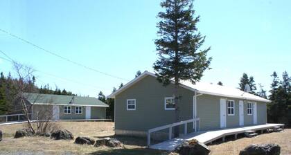 Crocker Cabins Unit 4 offers a self‑contained efficiency unit in Gros Morne.