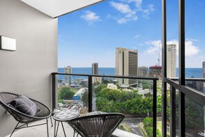 Property grounds - Coastal Escape 1BR Stroll to BeachandTram | Parking (Surfers Paradise)