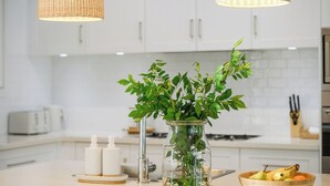 Wasserkocher mit Kaffee-/Teezubehör, Kühlschrank, Mikrowelle, Ofen