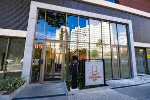 Ein modernes Gebäude mit großen Glasfenstern, einem Schild mit der Aufschrift 'CIVIVA ATMOSFERA 360º' und der Nummer 85 an der Tür.