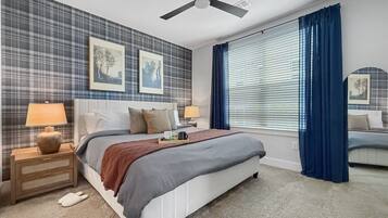 Escritorio, tabla de planchar con plancha, cuna de viaje y wifi
