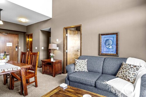 Cozy Mountain Loft Ski-in/out+Hot Tub Sleeps 6
