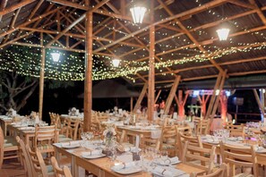 Zona a l'aire lliure per a la celebració de banquets