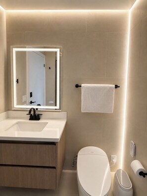 Douche, sèche-cheveux, bidet, serviettes fournies