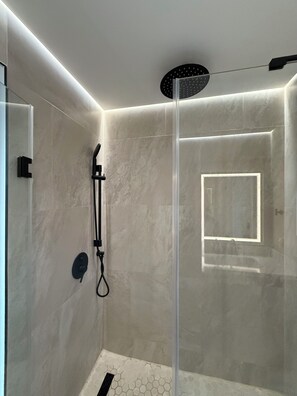 Douche, sèche-cheveux, bidet, serviettes fournies