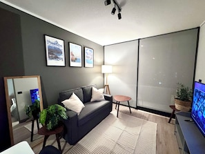 Smart TV - Downtown Santiago Oasis: Rooftop Pool, Cowork Space & Sunset Balcony (Santiago)