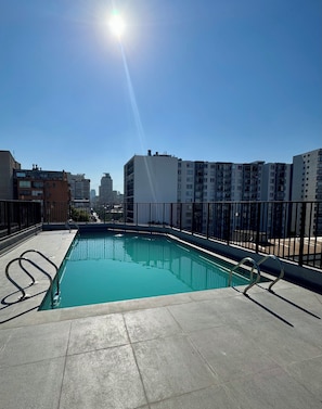 Outdoor pool - Downtown Santiago Oasis: Rooftop Pool, Cowork Space & Sunset Balcony (Santiago)