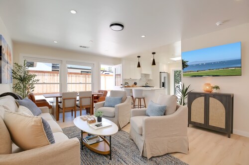 NEW! Sea Breeze Cottage - Remodeled, A/C, Indoor/Outdoor Retreat
