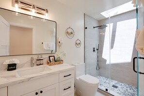 Shower, hair dryer, towels - NEW! Sea Breeze Cottage - Remodeled, A/C, Indoor/Outdoor Retreat (Santa Barbara)