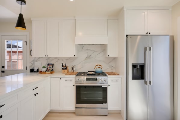 Coffee/tea maker, fridge, microwave, oven