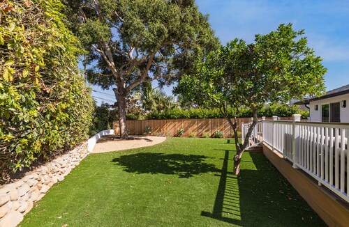 NEW! Sea Breeze Cottage - Remodeled, A/C, Indoor/Outdoor Retreat