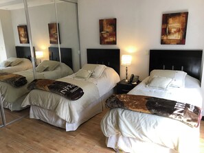 Een strijkplank/strijkijzer, wifi, beddengoed