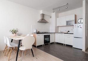 Kylskåp, ugn, spishäll och brödrost