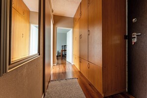Ein Flur mit Holzausbau, Teppich und einer Tür mit Schloss.