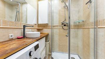 Shower, hair dryer, towels