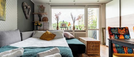 Tabla de planchar con plancha, wifi y ropa de cama