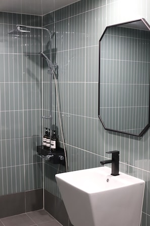 Habitación Premium con 2 camas individuales | Baño | Ducha, secador de pelo, toallas y champú