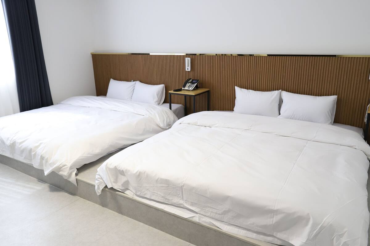 Habitación familiar con 2 camas individuales | Escritorio y wifi gratis