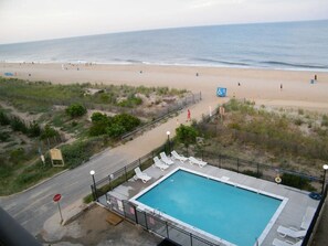 Ein Poolbereich mit Blick auf den Strand und den Ozean.