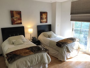 Een strijkplank/strijkijzer, wifi, beddengoed
