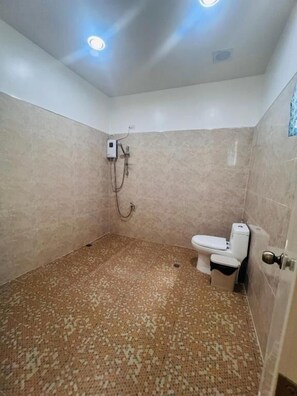 Een douche, handdoeken, zeep, shampoo