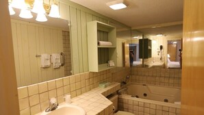 Ein Badezimmer mit Waschbecken, Toilette, Badewanne und Spiegel.