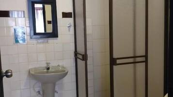 Habitación doble clásica, balcón, vista a la ciudad | Baño