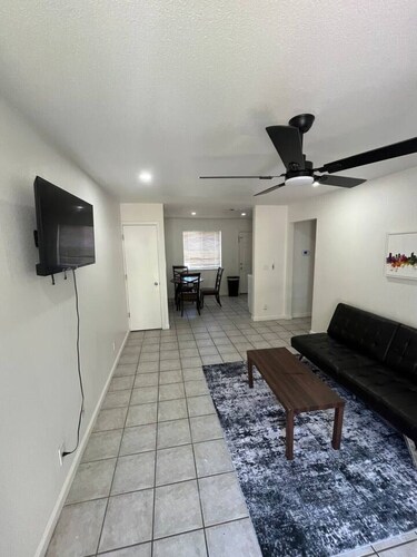 Spacious 1BR Apt, gated parking-near downtown