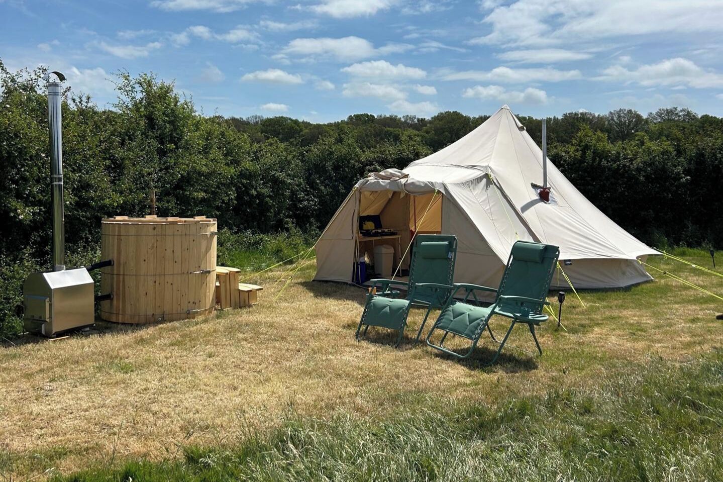 Property grounds. Daisys Meadow Retreat Tent Sleeps 2 with Hot Tub