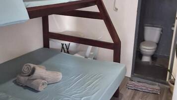 Deluxe Triple Room, Non Smoking, Balcony | Meja, ruang kerja komputer riba, Wi-fi percuma