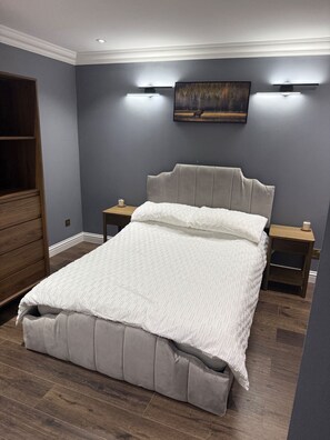 Room - House Sleeps 4 with Parking (Aylesbury)