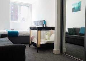 Room - Apartment Sleeps 7 with Wifi (Birmingham)