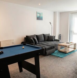 Living area - Apartment Sleeps 7 with Wifi (Birmingham)