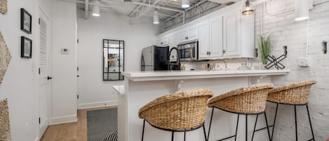 Réfrigérateur, four à micro-ondes, un four, surface de cuisson