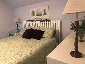 Iron/ironing board, WiFi, bed sheets - Beautiful well kept home, walking distance to quaint downtown and harbor. (Charlevoix)