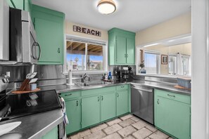 Wasserkocher mit Kaffee-/Teezubehör, Kühlschrank, Mikrowelle, Ofen