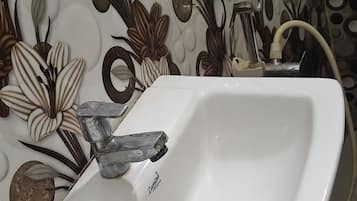 Deluxe Double Room | Bathroom | Free toiletries, towels, soap, shampoo