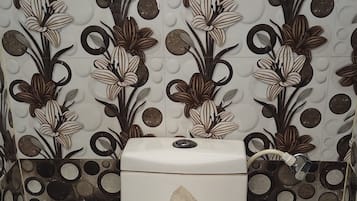 Deluxe Double Room | Bathroom | Free toiletries, towels, soap, shampoo