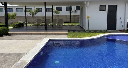 Bugambilia Home | Lourdes Opico Area | WiFi | Pool and Gym | Tourism or Business Travel