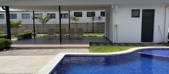 Bugambilia Home | Lourdes Opico Area | WiFi | Pool and Gym | Tourism or Business Travel